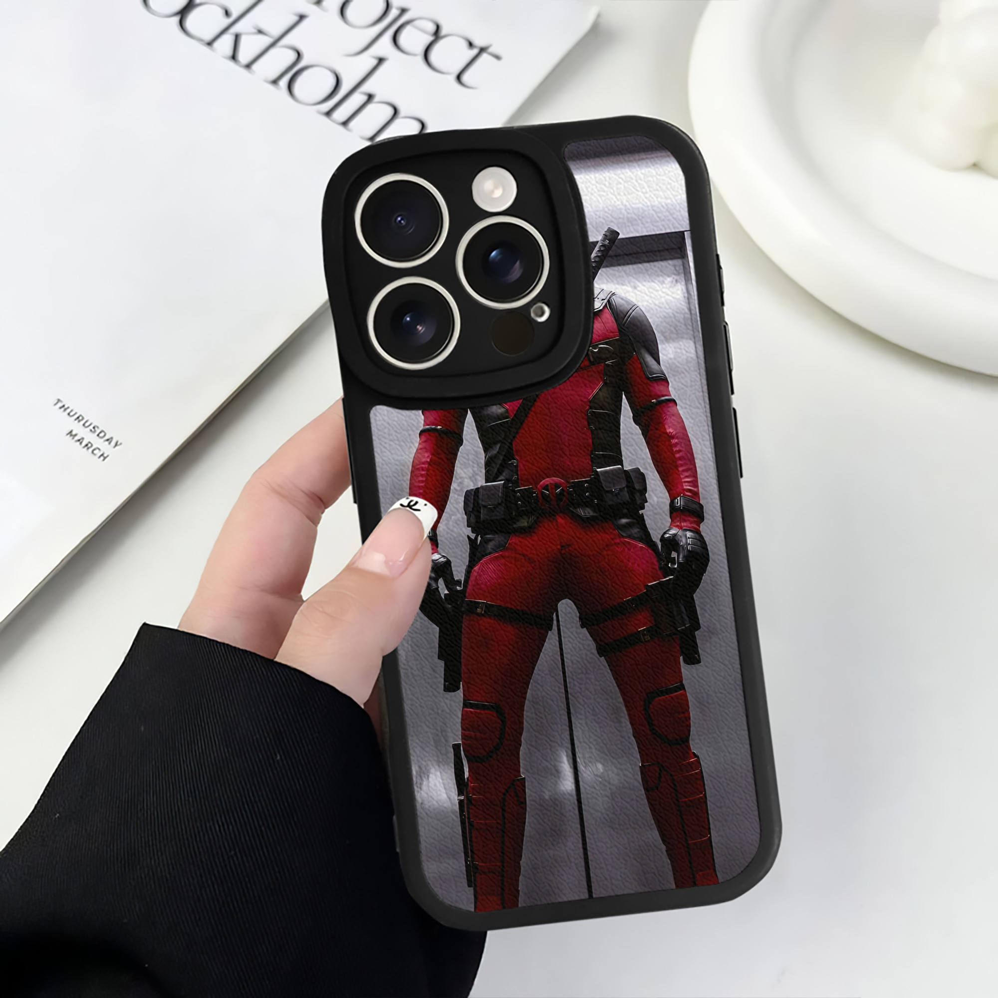 （画像用） Deadpool デッドプール 【iPhone 16シリーズ対応】シリコンスマホケース（レザー調） 材質：シリコン